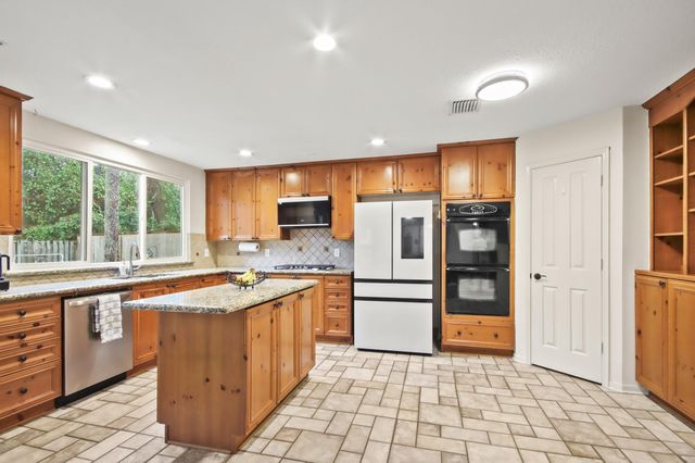 91 Alden Glen Drive, The Woodlands, TX 77382