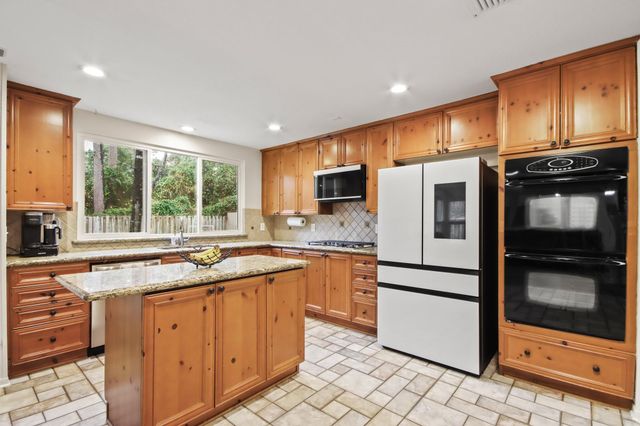 91 Alden Glen Drive, The Woodlands, TX 77382