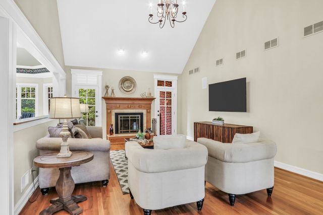 5684 Wolf Road, Western Springs, IL 60558