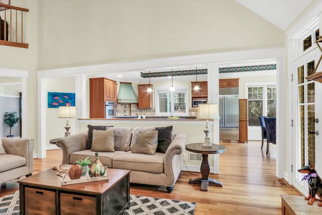 5684 Wolf Road, Western Springs, IL 60558