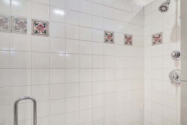 5684 Wolf Road, Western Springs, IL 60558