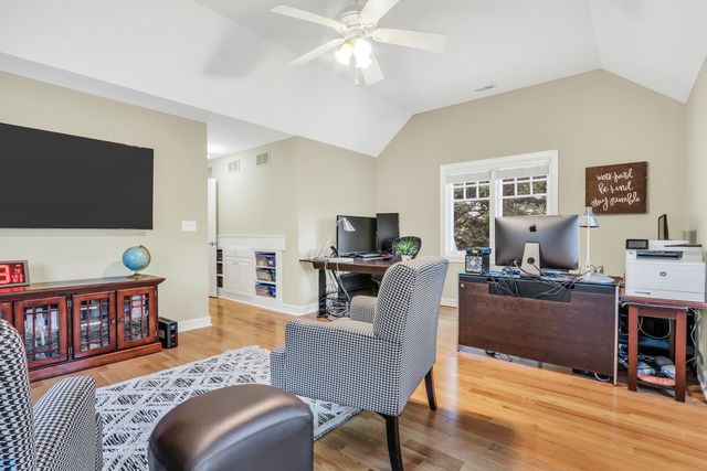 5684 Wolf Road, Western Springs, IL 60558