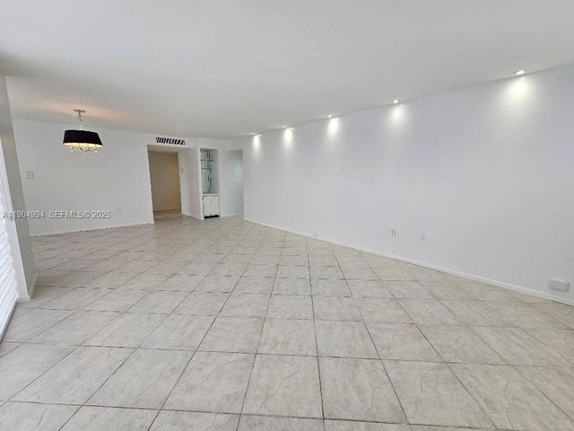 18041 Biscayne Boulevard 204, Aventura, FL 33160