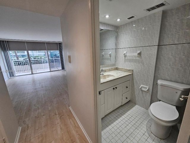 18041 Biscayne Boulevard 204, Aventura, FL 33160
