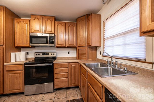 620 Diamondhead Drive NE, Lenoir, NC 28645