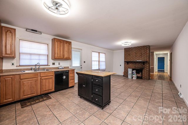 620 Diamondhead Drive NE, Lenoir, NC 28645