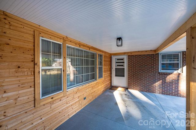 620 Diamondhead Drive NE, Lenoir, NC 28645