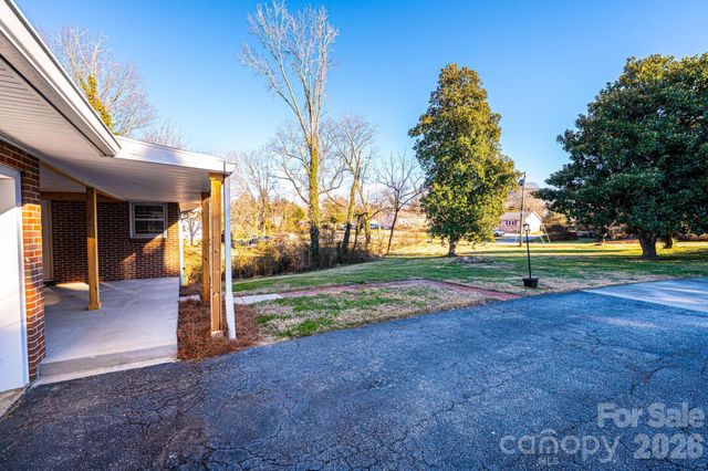 620 Diamondhead Drive NE, Lenoir, NC 28645
