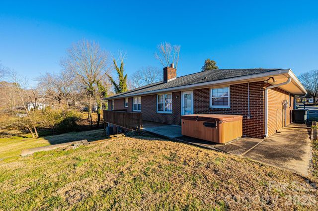 620 Diamondhead Drive NE, Lenoir, NC 28645