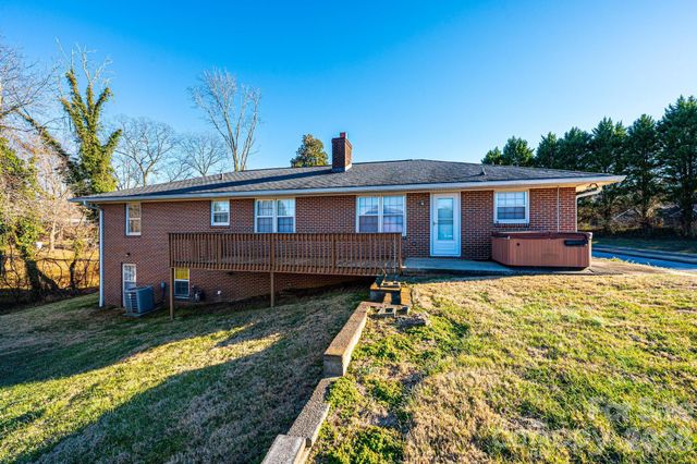 620 Diamondhead Drive NE, Lenoir, NC 28645