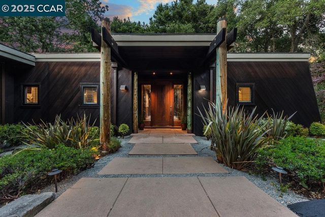 39 El Toyonal, Orinda, CA 94563