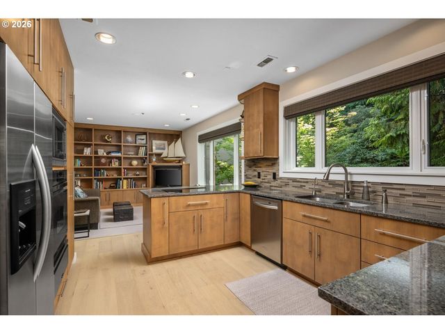 762 Nw WESTOVER Sq, Portland, OR 97210