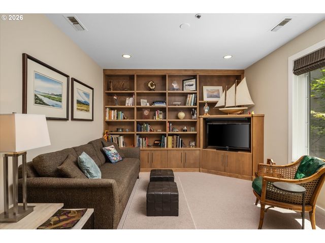762 Nw WESTOVER Sq, Portland, OR 97210