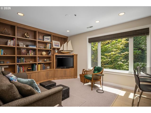762 Nw WESTOVER Sq, Portland, OR 97210