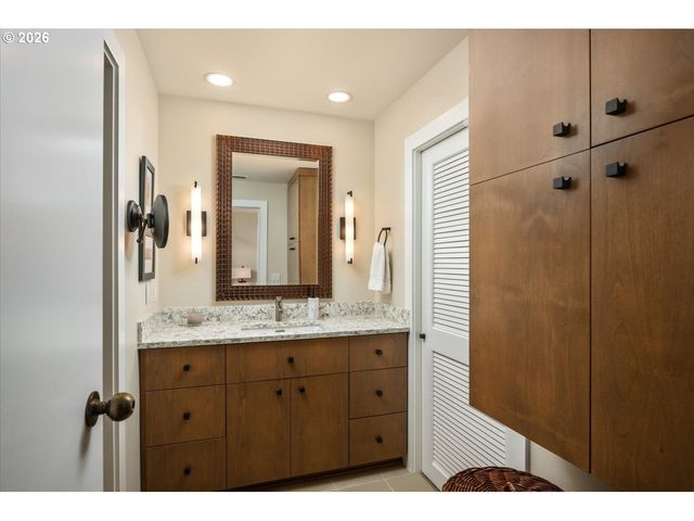 762 Nw WESTOVER Sq, Portland, OR 97210