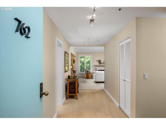 762 Nw WESTOVER Sq, Portland, OR 97210
