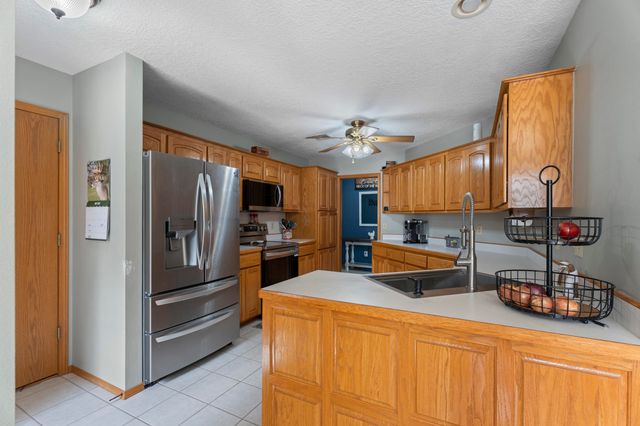 701 E 10th Street, Grove, OK 74344