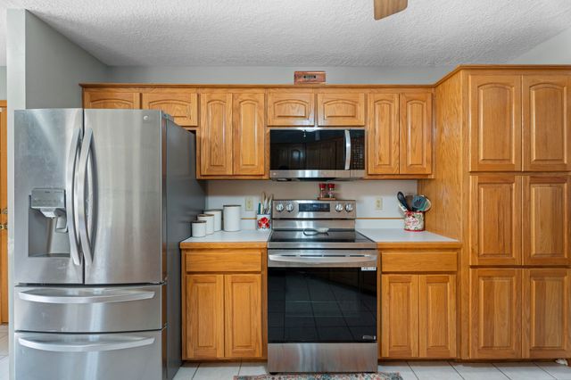 701 E 10th Street, Grove, OK 74344