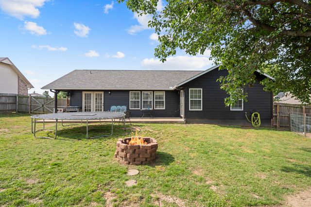 701 E 10th Street, Grove, OK 74344