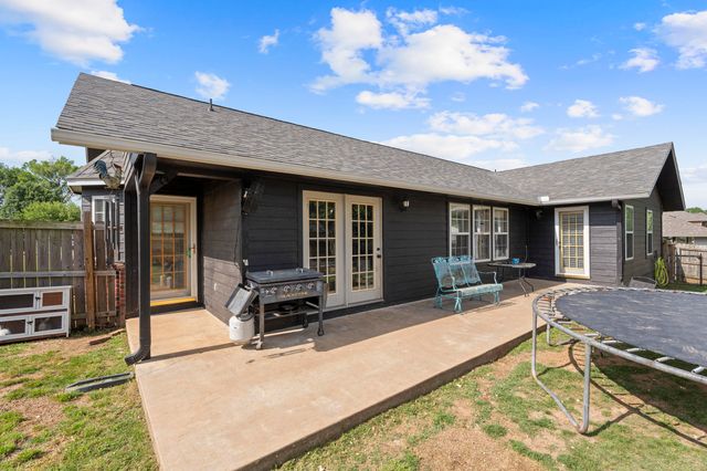 701 E 10th Street, Grove, OK 74344