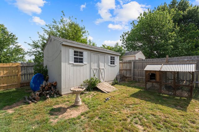 701 E 10th Street, Grove, OK 74344