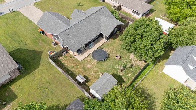 701 E 10th Street, Grove, OK 74344