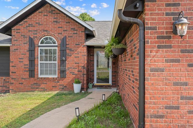 701 E 10th Street, Grove, OK 74344