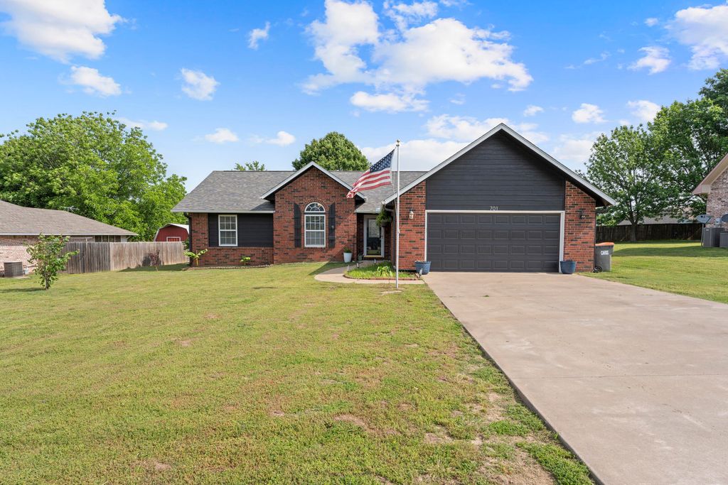 701 E 10th Street, Grove, OK 74344
