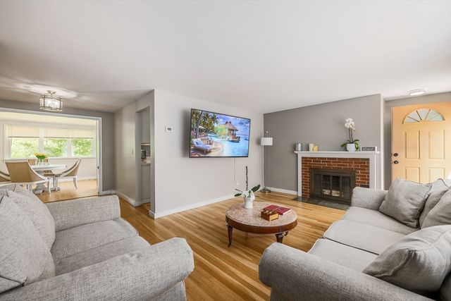 12 Lilian Rd Ext, Framingham, MA 01701
