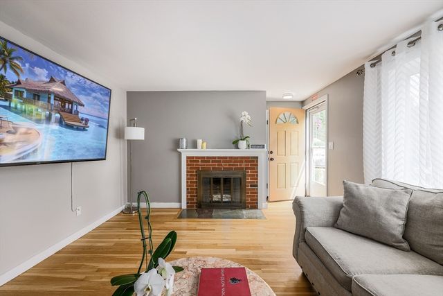 12 Lilian Rd Ext, Framingham, MA 01701