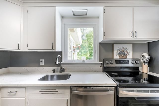 12 Lilian Rd Ext, Framingham, MA 01701
