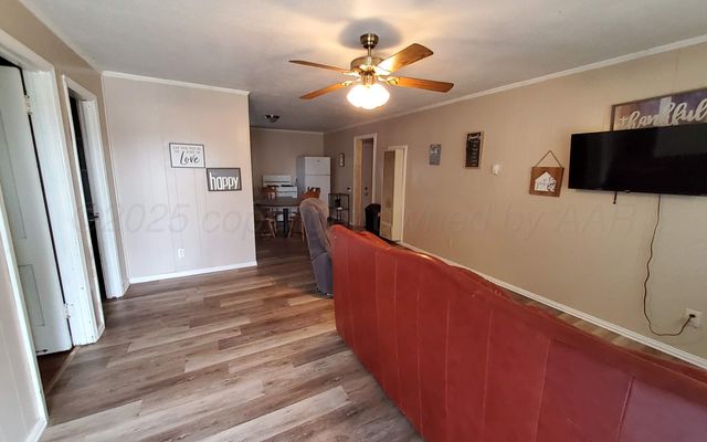 112 S Wilhelm Avenue, Stinnett, TX 79083