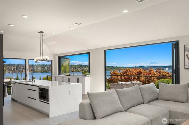 8340 Avalon Drive, Mercer Island, WA 98040