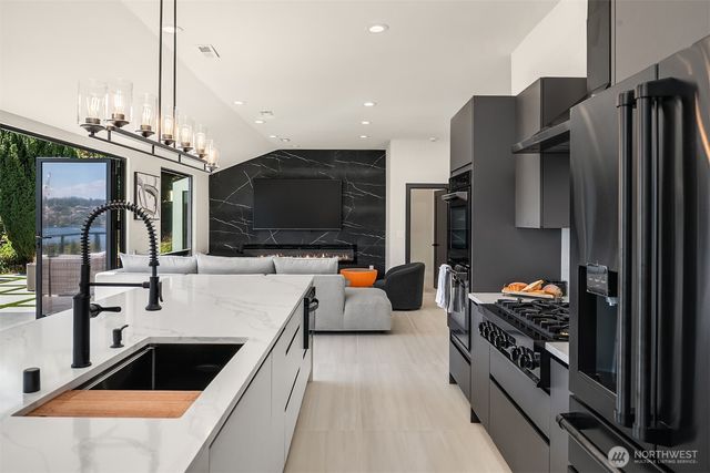 8340 Avalon Drive, Mercer Island, WA 98040