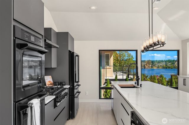 8340 Avalon Drive, Mercer Island, WA 98040