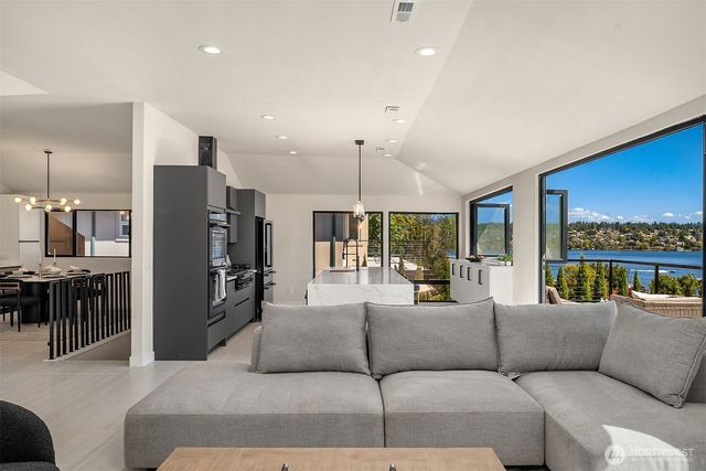 8340 Avalon Drive, Mercer Island, WA 98040