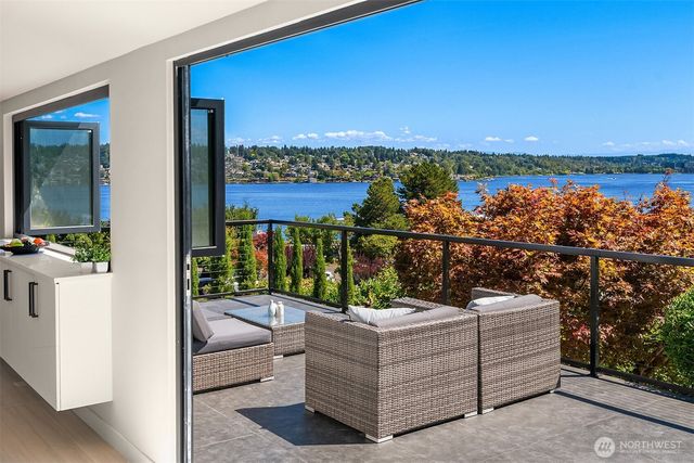 8340 Avalon Drive, Mercer Island, WA 98040