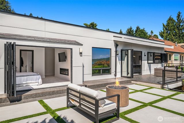 8340 Avalon Drive, Mercer Island, WA 98040