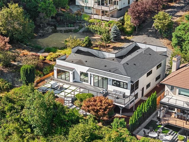 8340 Avalon Drive, Mercer Island, WA 98040