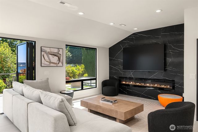8340 Avalon Drive, Mercer Island, WA 98040