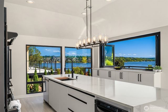 8340 Avalon Drive, Mercer Island, WA 98040