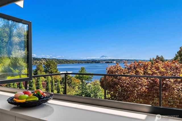 8340 Avalon Drive, Mercer Island, WA 98040