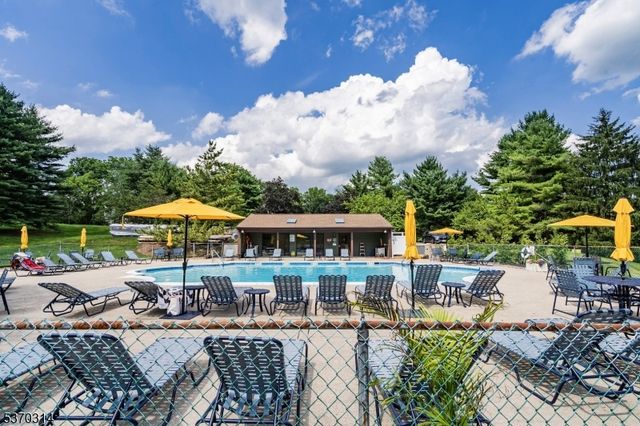 59 Meadowview Dr, Clinton Twp., NJ 08801