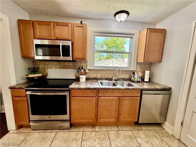 211 Morrison Avenue, Cuyahoga Falls, OH 44221