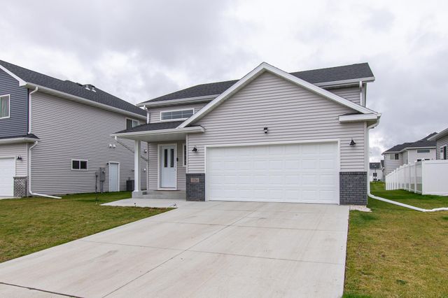 1136 60 Avenue W, West Fargo, ND 58078