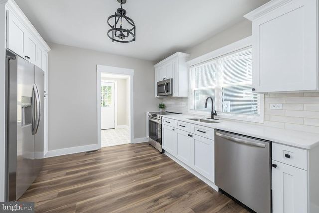372 W BROAD ST, Gibbstown, NJ 08027
