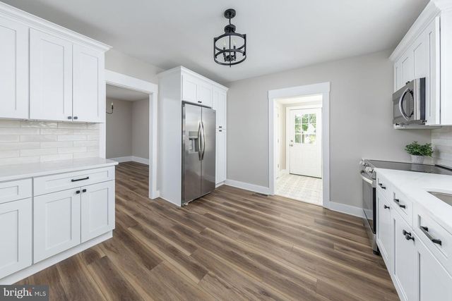 372 W BROAD ST, Gibbstown, NJ 08027