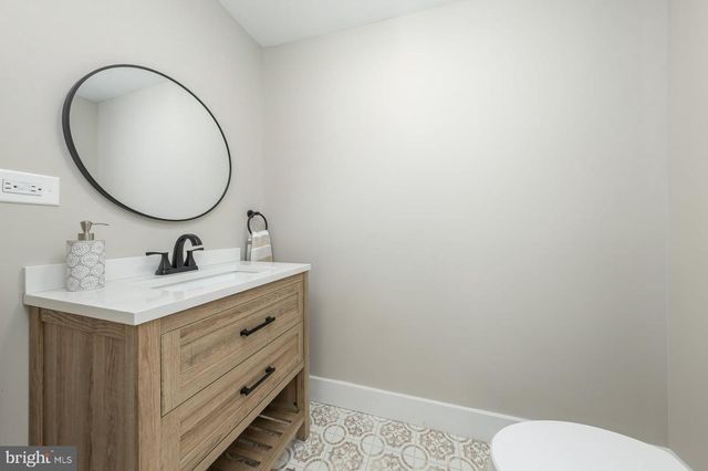 372 W BROAD ST, Gibbstown, NJ 08027
