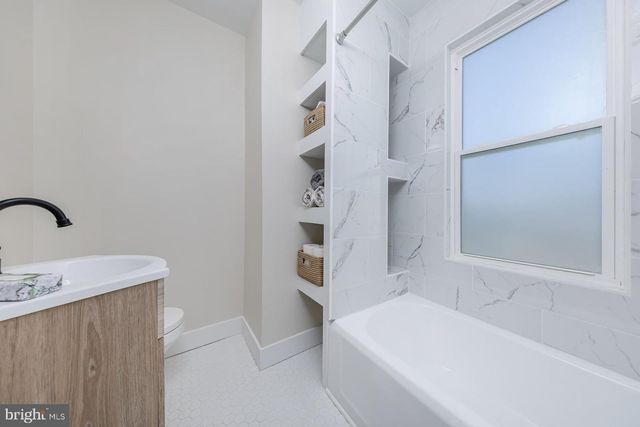 372 W BROAD ST, Gibbstown, NJ 08027