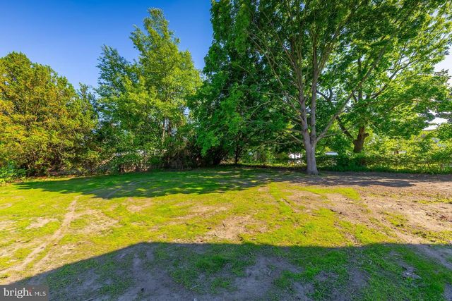 372 W BROAD ST, Gibbstown, NJ 08027